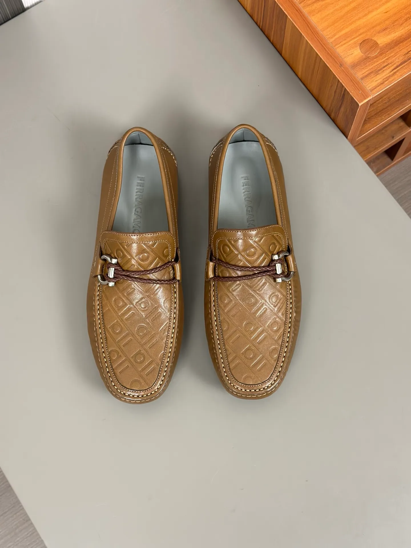 Batch 840, original order quality, new counter model, Ferragamo handmade men's driving shoes, bean shoes, slip-on shoes, lazy shoes, exquisite hand-stitching, workmanship details comparable to counters, original rubber outsole, imported cowhide from Italy, pressed water corrugated water-dyed cowhide lining, 39-44 large quantities in stock (38, 45 custom-made, non-refundable)